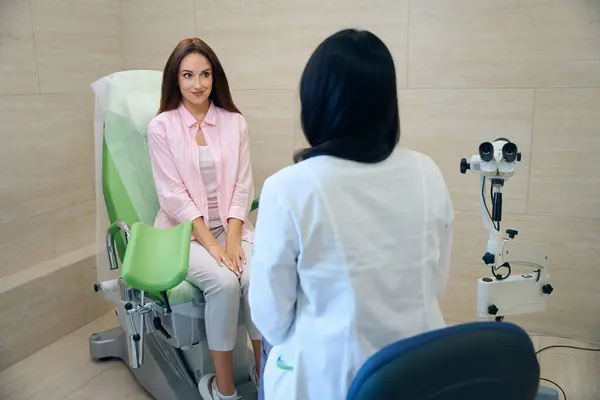 女妇科医生检查正在诊所看医生的年轻的高加索孕妇 怀孕检查的概念 — 图库照片