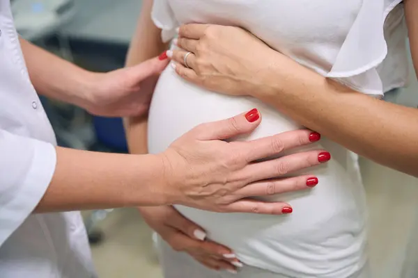 临床上女性妇科医生检查孕妇腹部的局部图像 怀孕检查的概念 — 图库照片