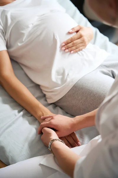 Gedeeltelijk Beeld Van Vrouwelijke Verpleegster Hand Hand Van Zwangere Vrouw — Stockfoto