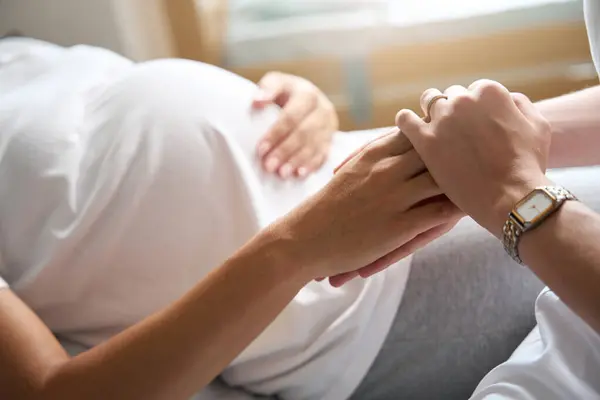 Gewassen Beeld Van Vrouwelijke Verpleegster Hand Hand Van Zwangere Vrouw — Stockfoto