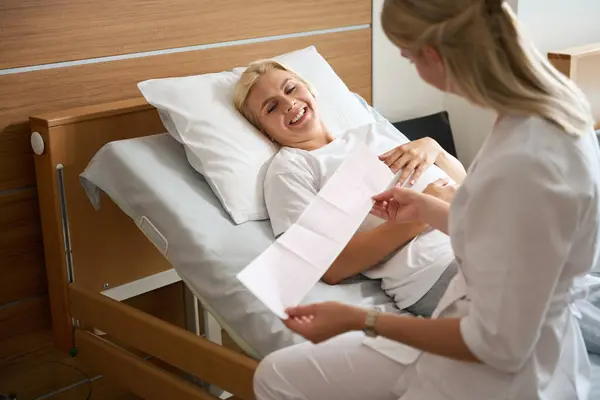 Sorridente Donna Caucasica Adulta Incinta Sdraiata Sul Letto Medico Guardando — Foto Stock