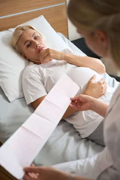 Donna Incinta Caucasica Adulta Sdraiata Sul Letto Medico Guardando Suo — Foto Stock
