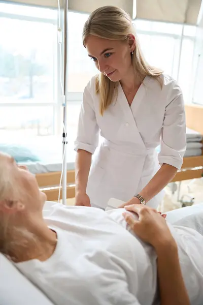 Europese Vrouwelijke Verpleegster Volwassen Blanke Zwangere Vrouw Medisch Bed Kijken — Stockfoto