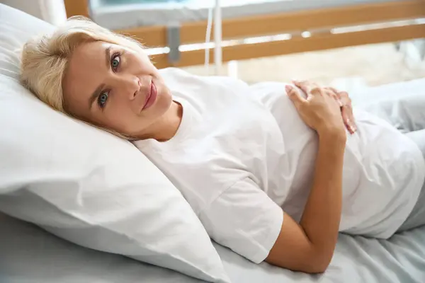 Glimlachende Volwassen Europese Zwangere Vrouw Liggend Medisch Bed Omhelzing Van — Stockfoto