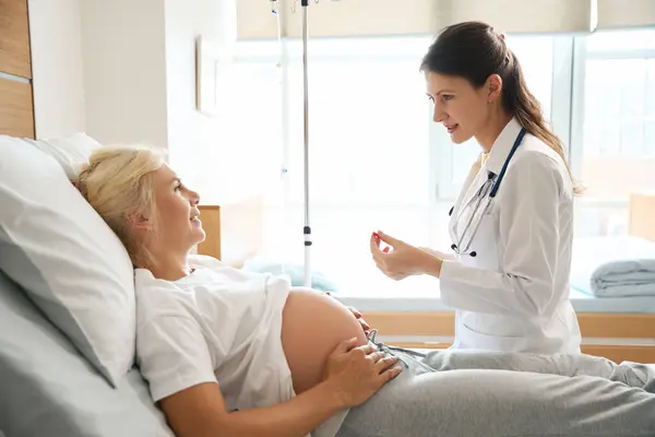 Europäische Krankenschwester Bereitet Spritze Zur Injektion Und Schwangere Kaukasische Frau — Stockfoto