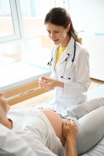 Europäische Ärztin Bereitet Spritze Zur Injektion Vor Und Betrachtet Schwangere — Stockfoto