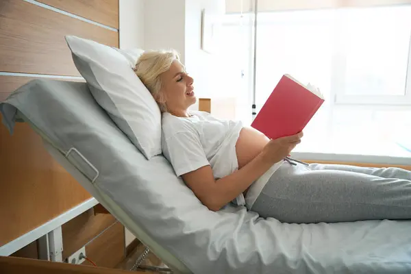 Vista Lateral Mujer Caucásica Embarazada Leyendo Libro Para Futuro Bebé — Foto de Stock