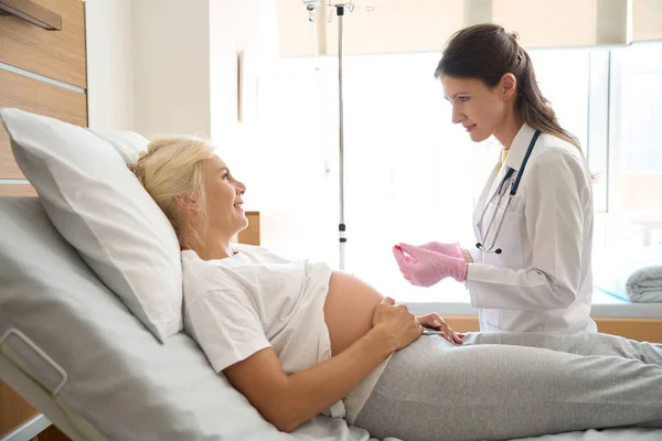 Europäische Krankenschwester Bereitet Spritze Zur Injektion Vor Und Lächelt Schwangere — Stockfoto