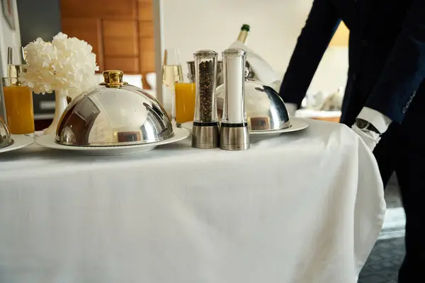 Equipe Hotel Oferece Uma Refeição Champanhe Para Seu Quarto Comida — Fotografia de Stock