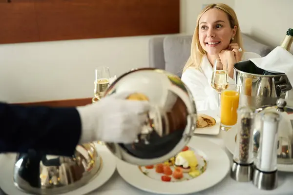Kelner Białych Rękawiczkach Serwuje Śniadanie Gościom Hotelowym Kobieta Pije Kieliszek — Zdjęcie stockowe