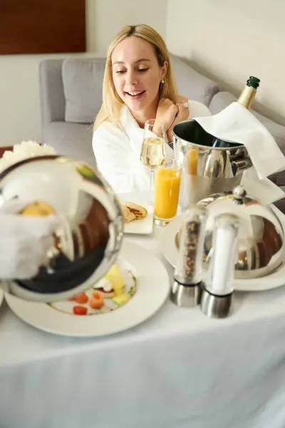 Hotel Employee White Gloves Serves Breakfast Hotel Guest Woman Admires — Stock Photo, Image