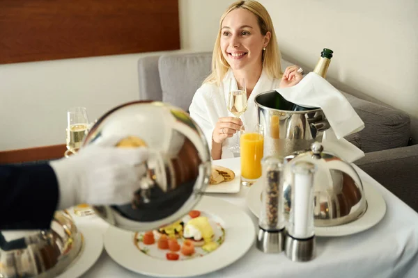 Kelner Serwuje Śniadanie Gościowi Hotelowemu Swoim Pokoju Kobieta Pije Kieliszek — Zdjęcie stockowe