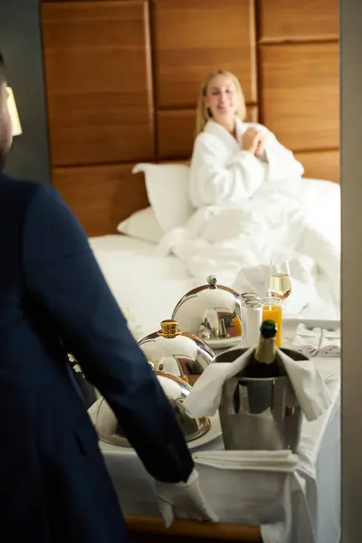 Официант Белых Перчатках Подает Завтрак Мобильном Столе Гость Отеля Уютном — стоковое фото