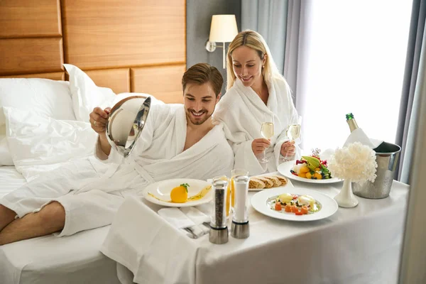 Guy Sua Namorada Acordaram Pediram Café Manhã Para Quarto Havia — Fotografia de Stock