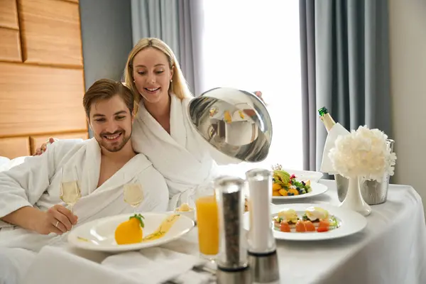 Los Recién Casados Disfrutan Desayuno Con Champán Mientras Sientan Una —  Fotos de Stock