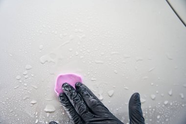 Arabanın detaylarına özel kil sürme işlemi, vücudun içine su damlaları akışı