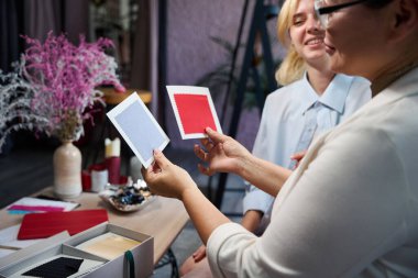 Tasarımcı ve istemci kumaşı renk tipine göre seçme sürecindeler, örneklere bakıyorlar