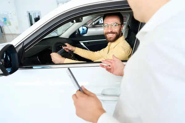 Manager Communicates Client Test Drive Buyer Seated Drivers Seat — Stock Photo, Image