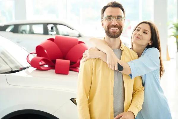 Joyful Woman Hugging Her Beloved Husband Couple Standing Car Gift — Stock Photo, Image