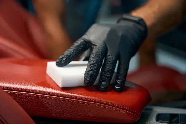 Master Προστατευτικά Γάντια Καθαρίζει Ένα Δερμάτινο Μπράτσο Χρησιμοποιεί Ένα Σφουγγάρι — Φωτογραφία Αρχείου