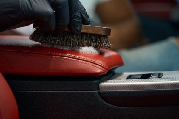 Adam Deri Bir Kol Bandını Fırça Köpükle Temizliyor Arabanın Içini — Stok fotoğraf