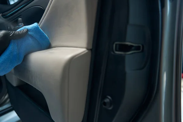 Técnico Remove Sujeira Interior Carro Com Pano Macio Usa Luvas — Fotografia de Stock