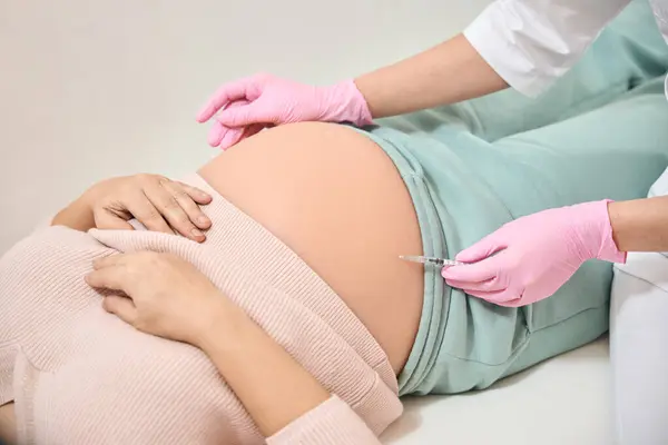 Närbild Gynekolog Gör Immunglobulin Injektion Magen Gravid Kvinna Nödvändig Procedur — Stockfoto