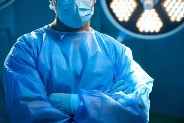 在现代手术室的手术室里 无法辨认的男外科医生双手交叉地站在手术室里 — 图库照片