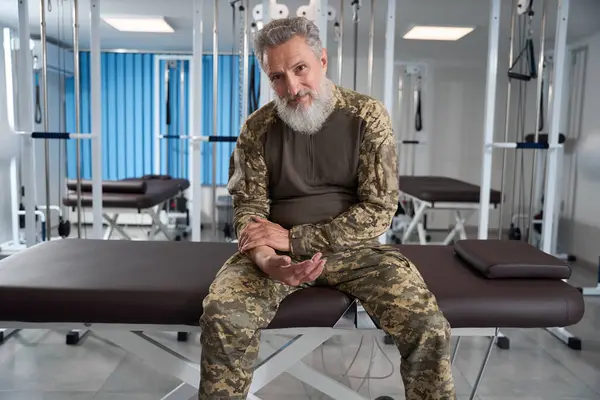 Grauhaariger Soldat Sitzt Der Turnhalle Eines Reha Zentrums Ein Mann — Stockfoto