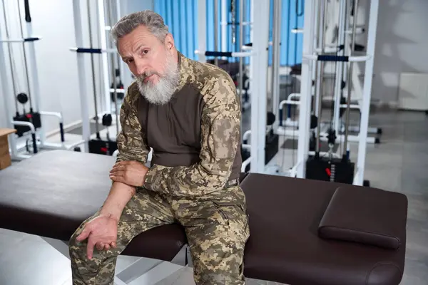 Alter Soldat Sitzt Der Turnhalle Eines Reha Zentrums Ein Mann — Stockfoto