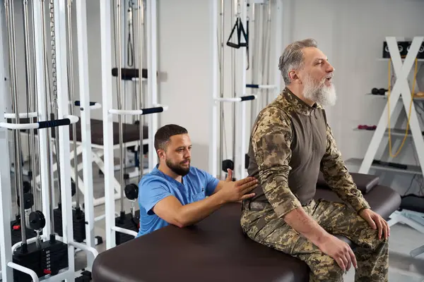 Chiropraticien Travaillant Sur Dos Homme Tenue Militaire Patient Assis Sur — Photo