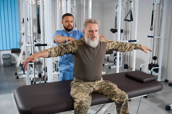 Physiotherapeut Arbeitet Mit Patient Militärkleidung Mann Sitzt Auf Massagetisch — Stockfoto