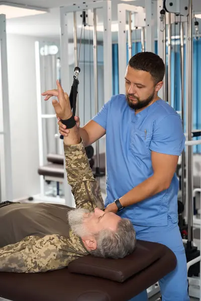 Physiotherapeut Hilft Einem Militärmann Bei Übungen Seine Armmuskeln Einem Speziellen — Stockfoto