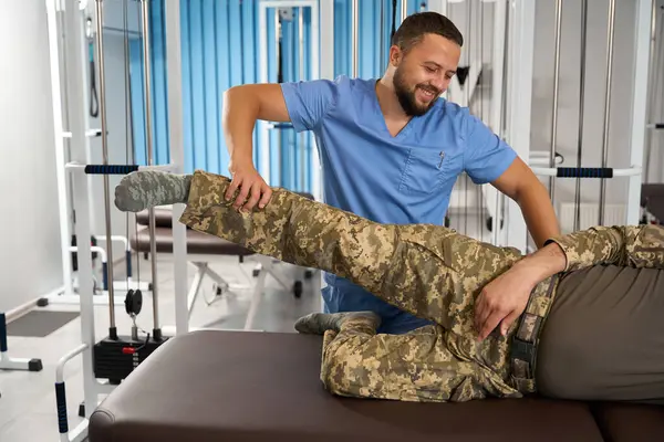 Männlicher Massagetherapeut Arbeitet Mit Einem Soldaten Der Rehabilitation Der Patient — Stockfoto