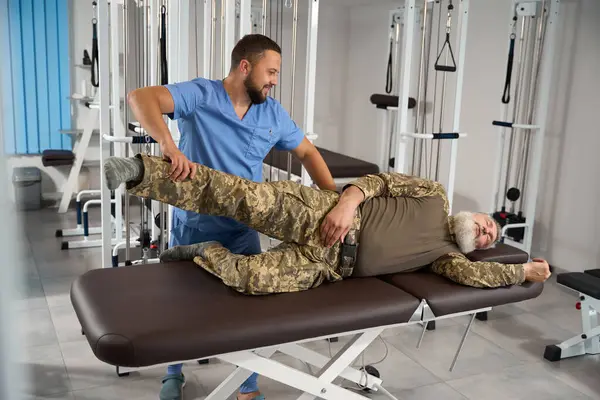Massagetherapeut Hilft Einem Soldaten Während Der Erholungsphase Der Patient Liegt — Stockfoto