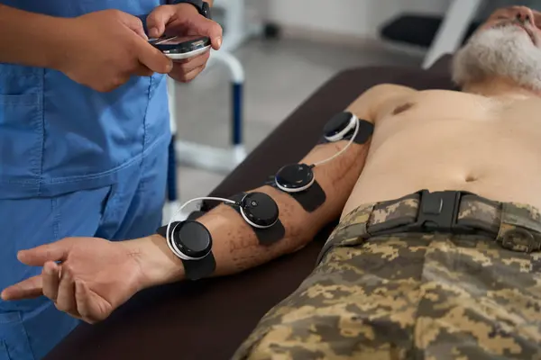 Doctor Physiotherapist Performs Physiotherapeutic Procedure Military Man Man Has Scars — Stock Photo, Image