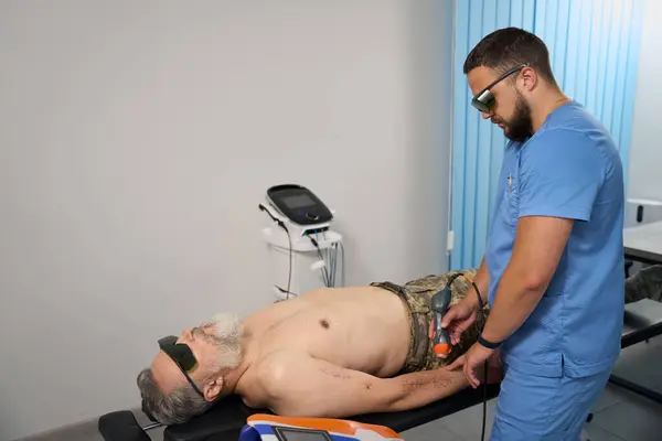 Lasertherapie Für Einen Soldaten Der Rehabilitation Arzt Und Patient Mit — Stockfoto
