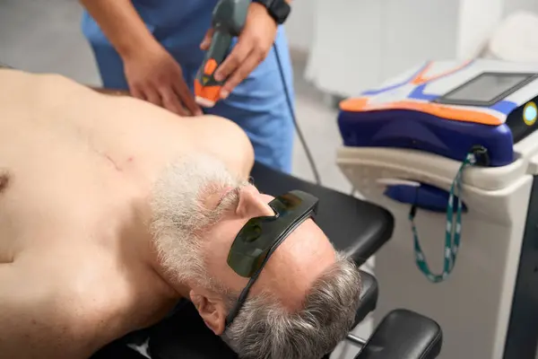 Lékař Pracuje Pacienty Jizvy Laserovou Terapii Sezení Muž Bezpečnostních Brýlích — Stock fotografie