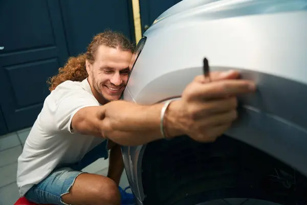 Happy Guy Hugging His Favorite Car Car Undergoing Detailing Auto — Stock Photo, Image