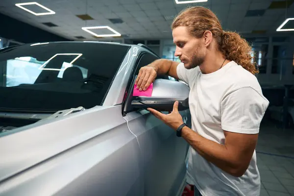 Man Spreads Gravel Film Surface Door Pink Spatula Doing Car — Stock Photo, Image