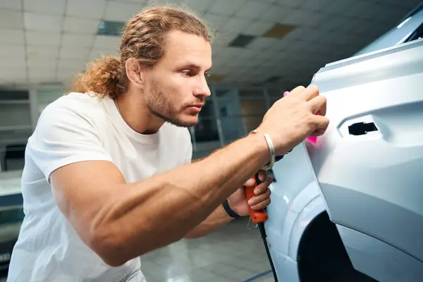 Guy Uses Industrial Dryer Detailing Car Glues Gravel Film Car — Stock Photo, Image