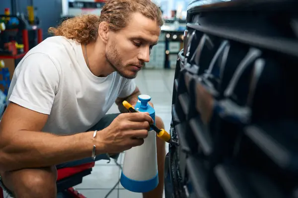 Process Car Detailing Auto Repair Shop Auto Mechanic Cleans Grilles — Stock Photo, Image