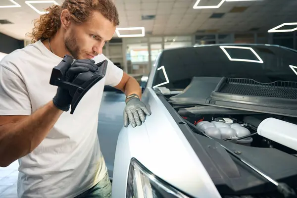 Young Man Inspects Car Body Covering Uses Powerful Lamp — Stock Photo, Image