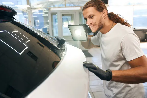 Long Haired Man Conducts Check Inspection Car Body Uses Powerful — Stock Photo, Image