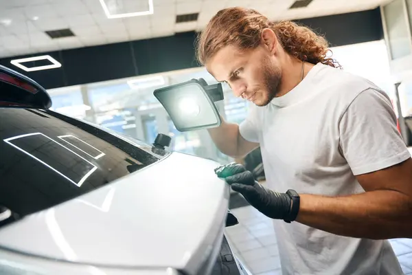 Unshaven Man Conducts Check Inspection Car Body Uses Powerful Lamp — Stock Photo, Image