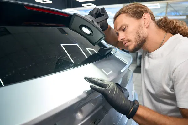 Specialist Conducts Check Inspection Car Body Uses Powerful Lamp — Stock Photo, Image