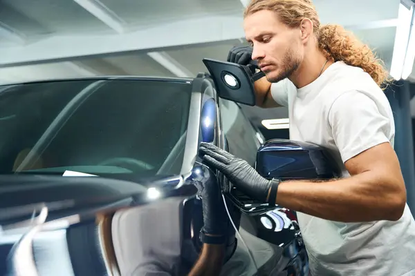Man Conducts Check Inspection Car Using Powerful Lamp — Stock Photo, Image