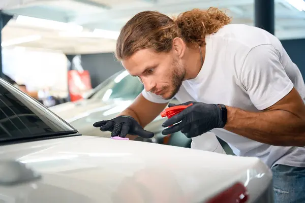 Guy Applies Special Clay Scratches Car Body Using Spray Bottle — Stock Photo, Image