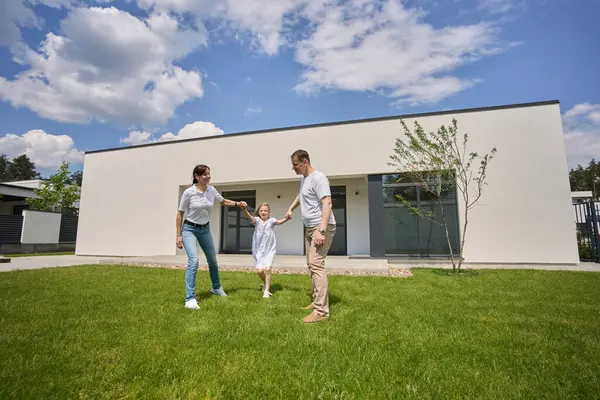 Zufriedene Kaukasische Mutter Vater Und Kleine Tochter Halten Händchen Auf — Stockfoto