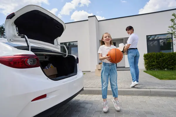 Küçük Bir Kız Basketbol Topu Tutuyor Zıplıyor Kameraya Bakıyor Sırada — Stok fotoğraf